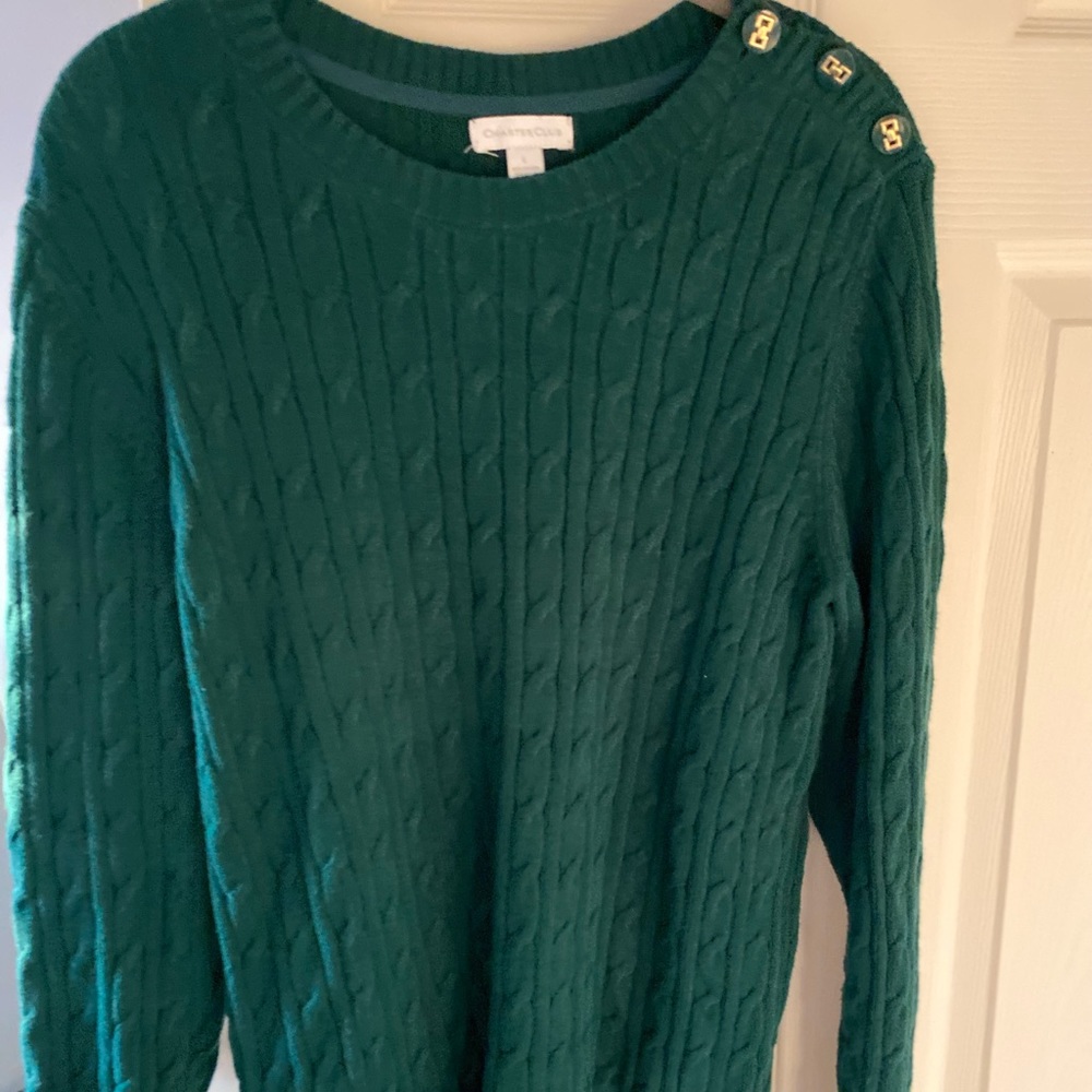 Green ribbed long sleeve sweater with good collar buttons